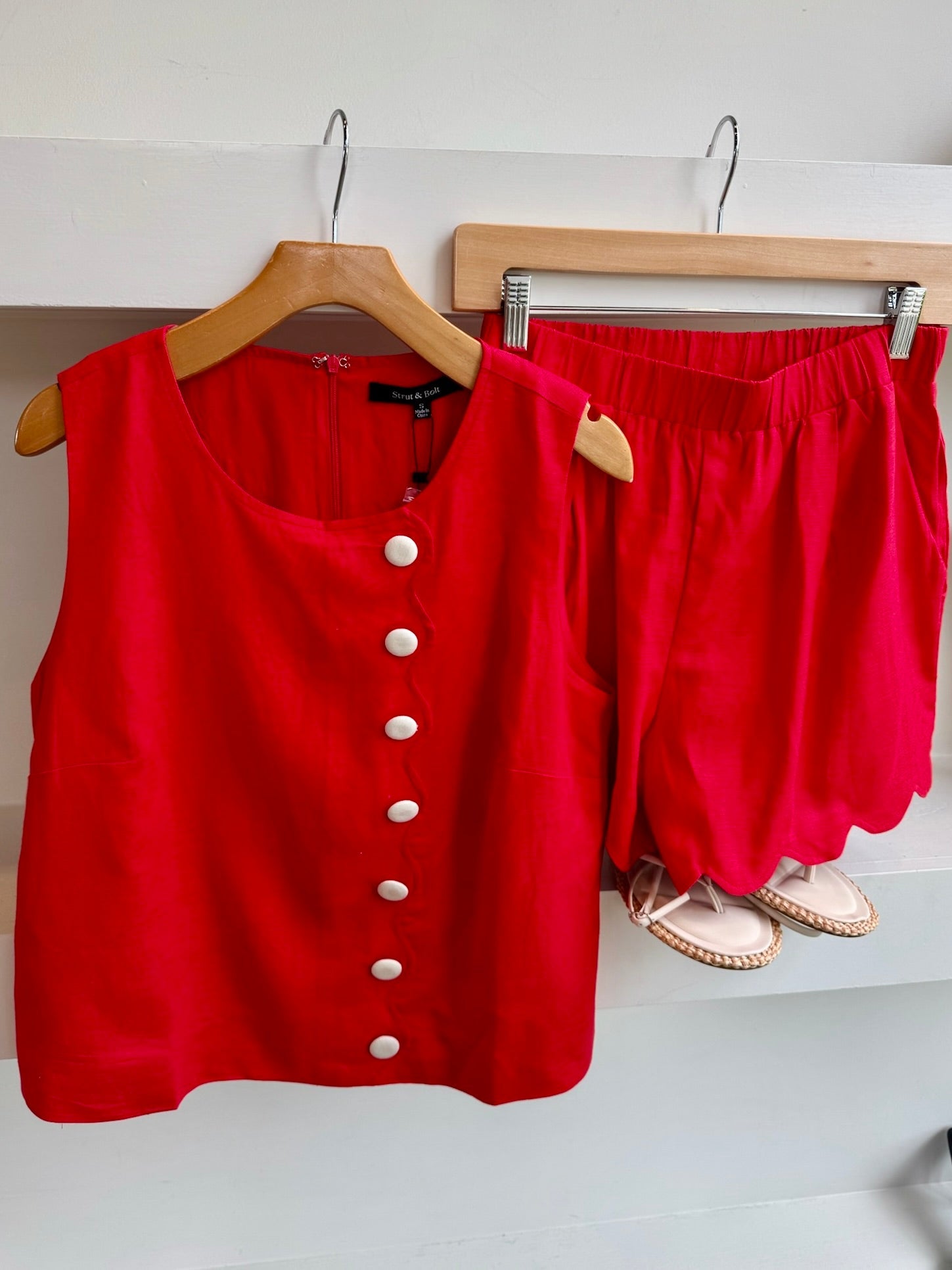Red Scallop Hem Linen Shorts - Amor Lafayette